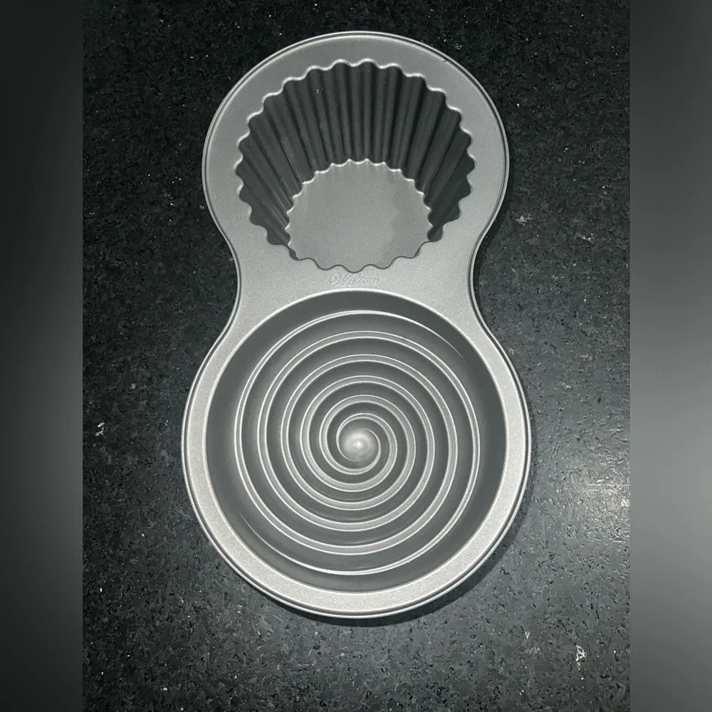 UEC Wilton Giant Large Cupcake Baking mold PAN PERFECT CONDITION